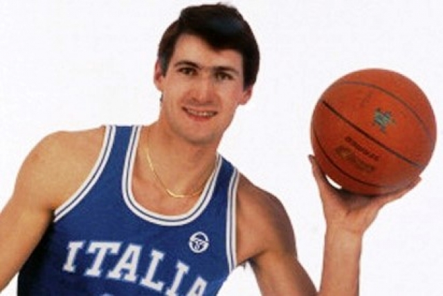 Riva in posa con la maglia della Nazionale italiana.  